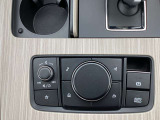 【コマンダーコントロール】  マツダコネクトを手元で操作するスイッチ&ジョグダイヤル。姿勢を変えずに、まっすぐ前を見ながら操作ができます。