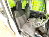 運転席まわりには十分なスペースがあり、大柄な方でもゆったり運転していただける環境です。
