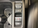 セレクターノブの下に、3つの異なる加速感を楽しめるドライブモードスイッチがついています。一般道、スポーツ走行、エコ走行など、シーンに合わせて最適な加速感を楽しめるドライブモードスイッチです。