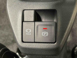 指先だけで簡単に操作が可能な電動パーキングブレーキを採用。「HOLD」スイッチを押すと、渋滞や信号待ちなどでブレーキペダルから足を離しても、ブレーキを保持するので安心です