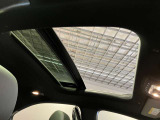 パノラミックルーフで明るい車内と開放感あるドライブをお楽しみいただけます。