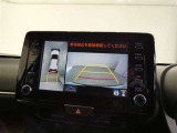 パノラミックビューモニターを装備。クルマを真上から見るように周囲を確認できます。