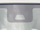 【スマートアシスト】走行中に前方の車両等を認識し、衝突しそうな時は警報とブレーキで衝突回避と被害軽減をアシスト。より安全にドライブをお楽しみいただけます。