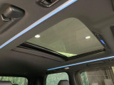 【サンルーフ】開放感たっぷりの希少装備、サンルーフが装着されています!車内に明かりを取り入れたり景色を楽しむ以外にも、車内の空気も簡単に換気できて快適です!