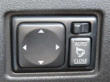 日本の駐車場は幅が広くないところが多くて、乗り降りが大変だったりしますよね。電動ミラーがあれば、室内でミラーをたためるので、駐車するときも便利ですね。