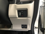 【片側電動スライドドア】リモコンや運転席のスイッチ操作のほか、ドアハンドルを少し引くだけでリアドアが自動開閉します♪