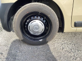 柔らかな色味の車体を、足元から力強く支え続ける。