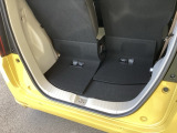 後席を倒さなくても、ゆとりある荷室。