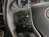 ステアリングには運転中でも簡単に操作できる各種スイッチついてます