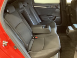 リアシートは足元も広く、長距離運転になってもゆったりとできるように、カップホルダー付きアームレストがついてます。