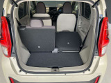 後部座席倒せます。5:5分割で倒すことも可能です。倒すことでゴルフバックなど、長さのある荷物も積み込み可能です。