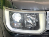 【LEDヘッドライト】悪天候や夜間走行時も良好な視界を確保し安心して運転できる高輝度LEDヘッドライトを装備!点灯速度が早く、消費電力も抑えられています。