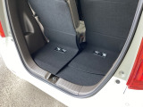 後席を倒さなくても、ゆとりある荷室。