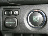 プッシュ式エンジンスタートボタンです。勿論スマートキーは、バックに入れたままでOKです!