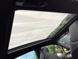 【パノラマルーフ】大型のガラスルーフ搭載で車内の解放感が一気にアップ!開放的なドライブをお楽しみいただけます。