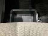 助手席の下にはトレーが付いていますので外部からも見られたくないものも収納出来ます。