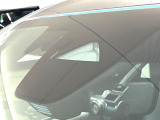 【スマートブレーキサポート】走行中に前方の車両等を認識し、衝突しそうな時は警報とブレーキで衝突回避と被害軽減をアシスト。より安全にドライブをお楽しみいただけます。
