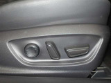 運転席はパワーシートです。シートポジションの微調整を簡単に行えます。