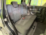 後部座席も気になるようなキズ・汚れやへたり等、大きなダメージはなく、良好な状態です。