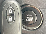 【キーレススタートシステム】カバンやポケットに入れたままでもドアの施錠・解錠が可能なスマートキーを装備。エンジンのオン・オフ時もカギを取り出す必要が無いからとっても便利です♪