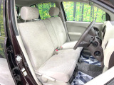 運転席まわりには十分なスペースがあり、大柄な方でもゆったり運転していただける環境です。