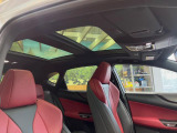 【パノラマルーフ】大型のガラスルーフ搭載で車内の解放感が一気にアップ!開放的なドライブをお楽しみいただけます。