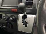 1段階ずつしっかりとシフトチェンジができる〈ゲート式〉のシフトレバーです