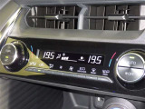 左右独立温度コントロールフルオートエアコンです。運転席、助手席それぞれで独立して温度設定ができます。冷え性の方が乗っても安心ですね♪
