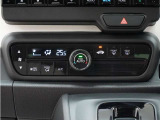 フルオートエアコン搭載。好みの温度に設定するだけで、風向や風量を自動でコントロール!いつでも快適な車内環境に。