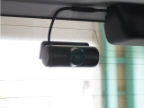 前方・後方はもちろん、車内カメラは、後方から左右をワイドに撮ることができ、幅寄せや側面衝突、威圧的なドライバーの危険行為など、クルマ周囲のトラブルもしっかり記録できます。