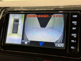 パノラミックビューモニターを装備。駐車場や交差点でクルマを真上から見るように周囲を確認できます。機能の詳細は販売店スタッフまでおたずねください。