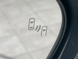 【ブラインドスポットモニター】走行中、ドアミラーの死角になりやすい箇所に後続車が接近するとサイドミラーのレンズに警告を表示!ドライバーに注意喚起をしてくれます。