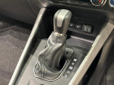 モーターの力を効率よくタイヤへ伝えるハイブリッド専用トランスミッション。高級感のある本革巻き仕様です。