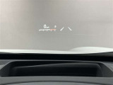 ヘッドアップディスプレイ搭載。運転中、前方から視線を落外す必要がなく、安全に運転ができる機能です。