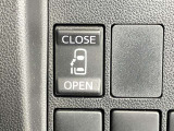 左側電動スライドドアは、子供の送り迎えの際に運転席からドアの開閉ができるので便利です。ルーフが高いので乗り降りもしやすいです♪