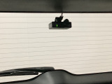 後方にもドライブレコーダーのカメラが付いています。前後両方でお車の周りを監視・記録いたします。