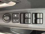 狭い駐車場で便利な電動格納ドアミラーが付いています。
