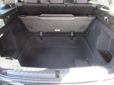 トランクルームは、スペース的にも十分な広さではないでしょうか。後部座席のシートを倒す事もできますので、大きい荷物の収納も可能です。