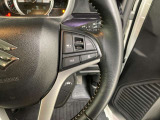 前方の車との車間を設定し、スピードを上げたり緩めたりを自動で行ってくれる追尾式の「レーダークルーズ」。上級装備の一つです!高級車にしかつかない嬉しい機能です。