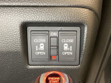 リアドアは乗り降りに便利な両側電動スライドドアです。また運転席に座っていながらスイッチ操作で自在にスライドドアを開け閉めできます。