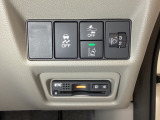 Hondaセンシング用の、VSA(ABS+TCS+横滑り抑制)解除と路外逸脱抑制機能などのオンオフスイッチはハンドルの右側に装備。その下にETCがついています。高速道路の料金所の通過も楽々です。