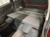 ☆後部座席を倒すと大きな荷物も積めるスペースに☆