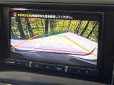 【バックカメラ】駐車時に後方がリアルタイム映像で確認できます。大型商業施設や立体駐車場での駐車時や、夜間のバック時に大活躍!運転スキルに関わらず、今や必須となった装備のひとつです!