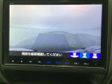 【バックカメラ】運転が苦手な方も車庫入れラクラクです!ギアをリバースに入れれば自動的に切り換わりますので、面倒な操作は不要です♪狭い駐車場もお車を傷つけず安心ですね!