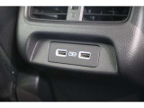 後部座席にも充電ソケットが装備されており、後部座席に座っている方も携帯電話等を充電することができます!
