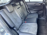 後部座席も気になるようなキズ・汚れやへたり等、大きなダメージはなく、良好な状態です。