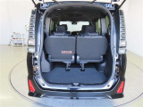 ラゲージスペースは十分な広さはありますが、更に大きい物を積み込む時には、サードシートをワンタッチラクラク操作で跳ね上げ格納することで、広いスペースが確保できます。
