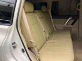 後部座席も気になるようなキズ・汚れやへたり等、大きなダメージはなく、良好な状態です。