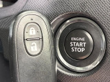 【キーレススタートシステム】カバンやポケットに入れたままでもドアの施錠・解錠が可能なスマートキーを装備。エンジンのオン・オフ時もカギを取り出す必要が無いからとっても便利です♪