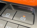 【電動パーキングブレーキ】パーキングブレーキは便利な電動式!ボタン一つで操作でき、アクセルを踏めば自動で解除されます♪レバーやペダルが無いので運転席廻りもすっきりしますね♪